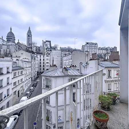 Cozy With A View Of The Sacré-cœur