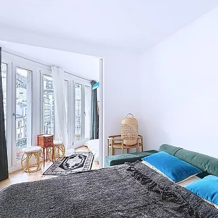 Cozy With A View Of The Sacré-cœur *